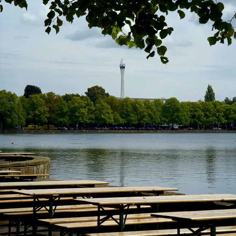 Der Maschsee in Hannover mit Blick auf den Funkturm